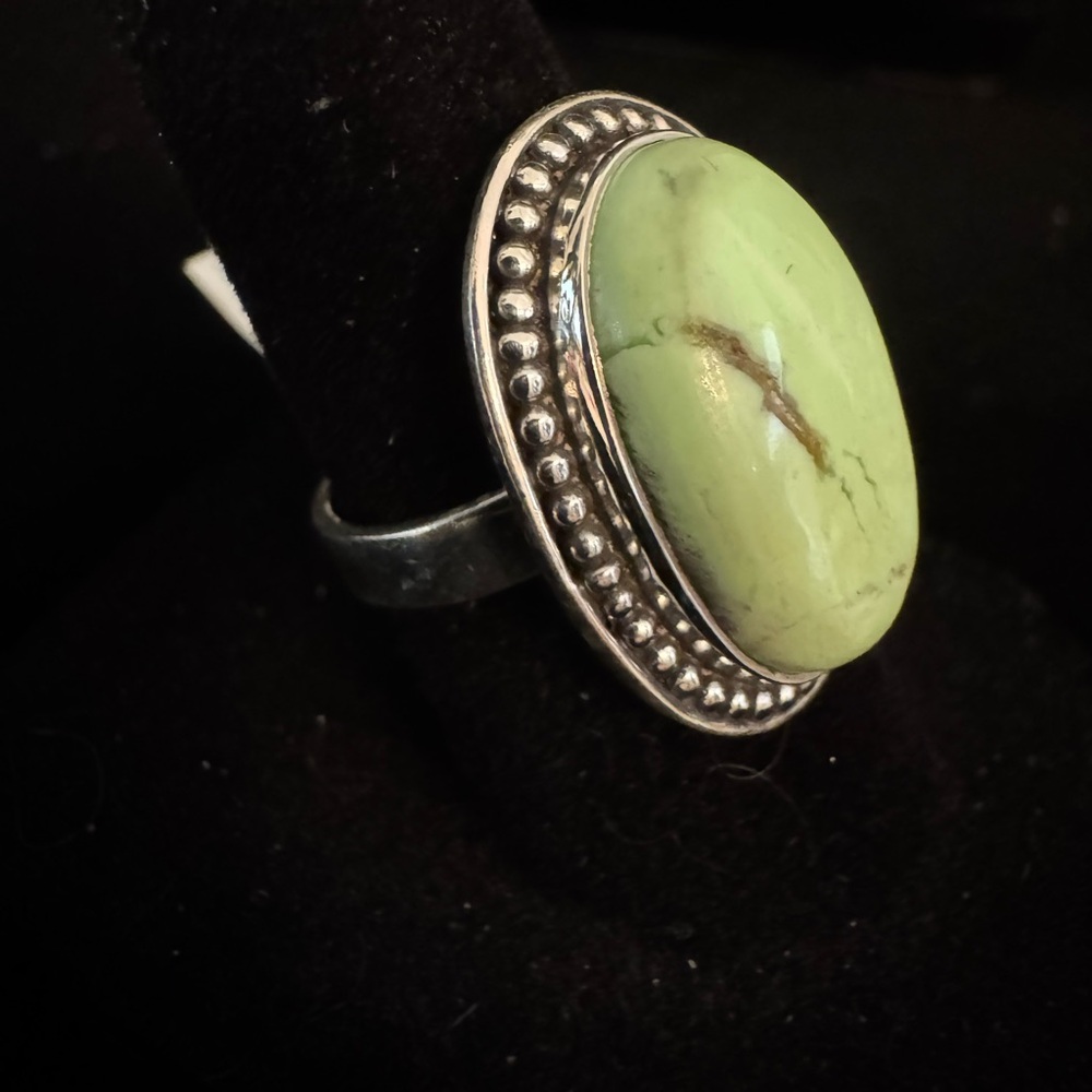 Elegant sterling Silver and genuine Green chrysophrase Stone Ring - Picture 2 of 6